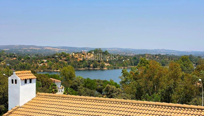 Foto ce063a63-1a57-4dbf-b357-582ca1bbf319. Xalet amb aparcament piscina a Los Lagos Guillena