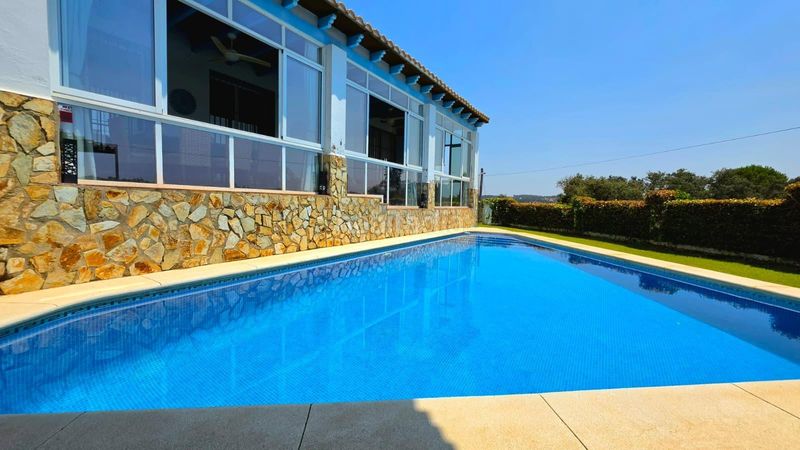 Foto f5eeea67-875d-423f-b35c-d5a634be0ee8. Xalet amb aparcament piscina a Los Lagos Guillena