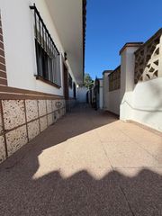 Casa a El Chorrillo - El Molino. Bajo con plaza de garaje en chorrilo.