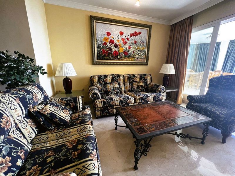 Foto 37f5f556-12a3-4bd1-9ffd-003822f34255. Piccolo appartamento con parcheggio piscina in Puerto Banús Marbella