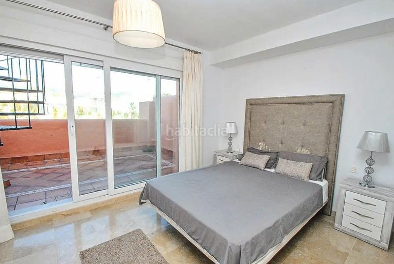 Foto a58ce96a-1d98-4ab9-a59b-6a71d08bb097. Casa adossada a avenida de los alisos 12 a Cabopino - Artola Marbella