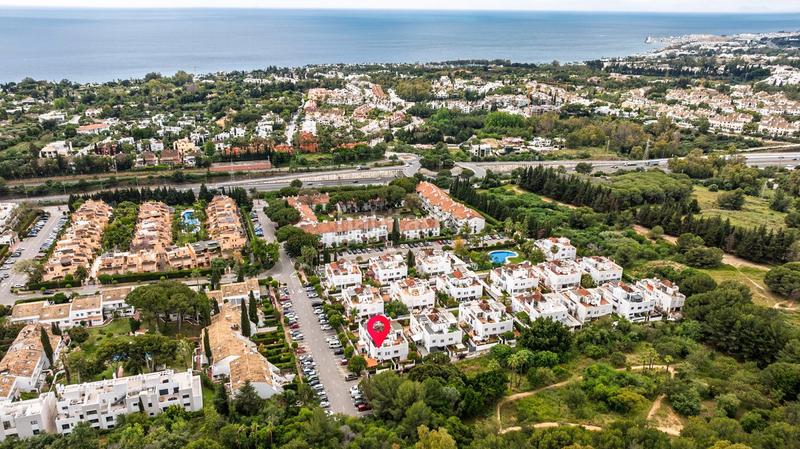 Foto fd826d20-ddaf-4aad-9600-7100f8b121bb. Casa pareada en calle calomela 55 en Nagüeles Alto Marbella