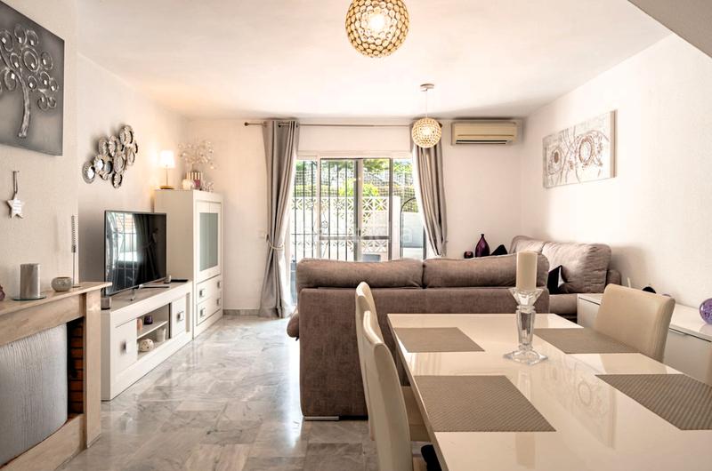 Foto caa6c251-1662-46a9-86bd-855bd3b984ff. Casa adosada en urbanización haza del algarrobo 27 en Mijas