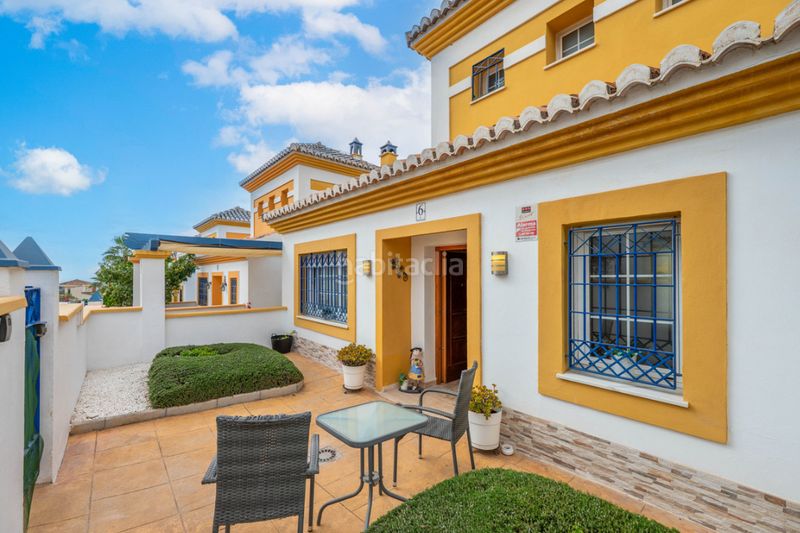 Foto b49d3736-d457-4237-ab9f-2644ee9c13ac. Casa adosada en calle jaén 7 en Calahonda Mijas