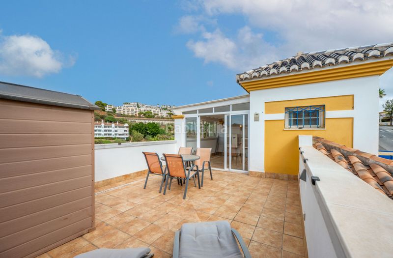 Foto e5136bb4-1ae3-4c79-8209-36ca01da415b. Casa adosada en calle jaén 7 en Calahonda Mijas