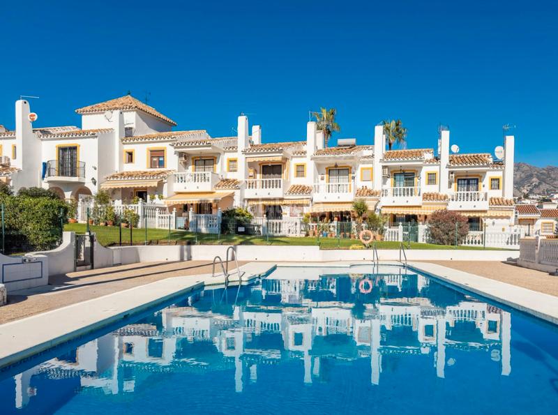 Foto 9e18ba7d-3748-41cf-bb40-564be19dd67a. Casa adossada a urbanización pueblo la campana 7 a Mijas