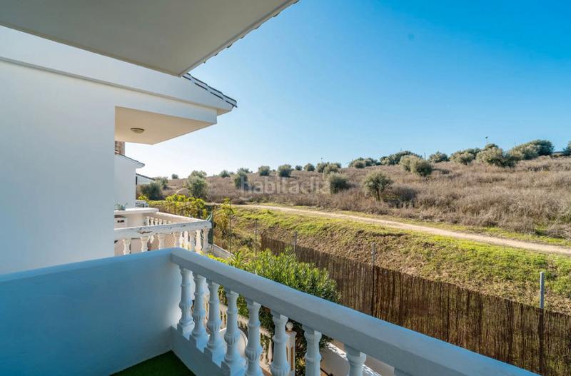 Foto fce490fc-c350-4c03-95be-1a1cd83b0875. Casa adossada a urbanización pueblo la campana 7 a Mijas