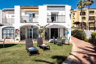 Semi detached house en Urbanizaci�n sitio de calahonda 1a. Primera linea playa en do�a lola