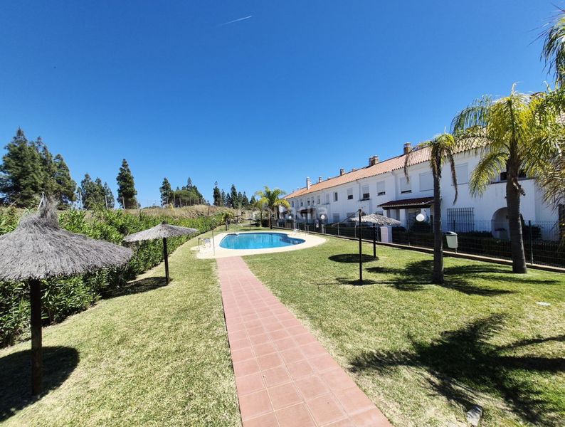 Foto 48aee640-d68f-434a-9254-0b7cfe93e3a4. Casa adossada a calle equitación 3 a Hipódromo - Cerrado del Águila Mijas