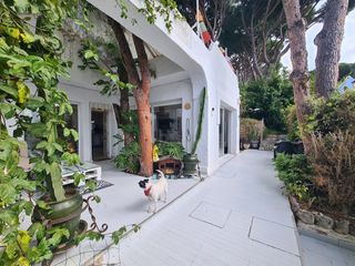 Chalet en Avenida alpandeire 6169. Villa independiente de una sola planta en las chapas, marbella