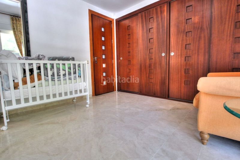 Foto 6c07a120-5f62-4f0e-a037-34b7bd5a10b4. Casa adossada a calle barrientos de cala golf 6 a Mijas