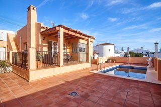 Chalet en Calle andalucía 70. Villa con piscina privada y apartamento independiente en el faro