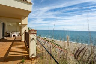 Apartament  Avenida carvajal 39. Impresionante apartamento con vistas al mar en primera línea – b