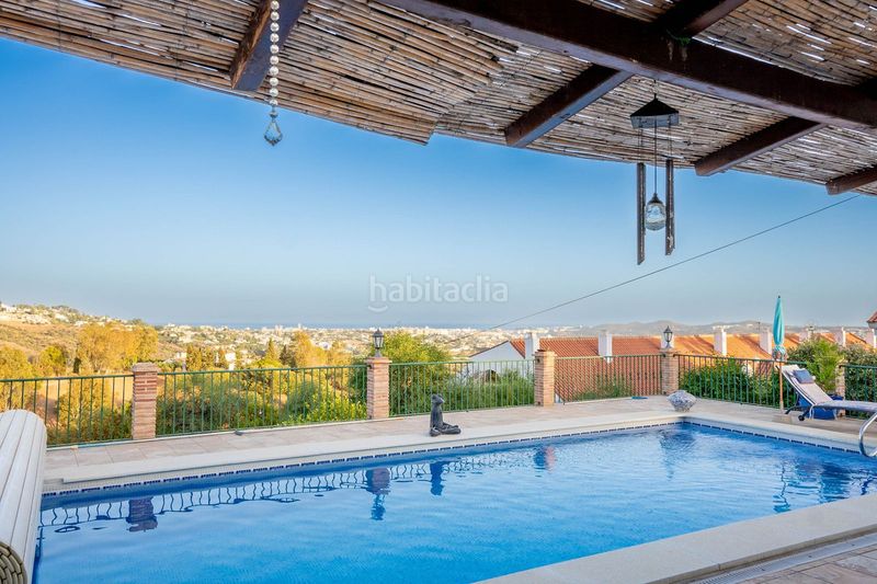 Foto 2d900160-5a40-41b1-a16b-856979234f47. Xalet amb xemeneia calefacció aparcament piscina a Mijas
