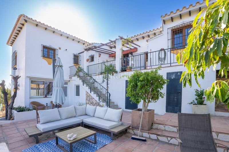 Foto d61a1c42-7b40-42c2-9baf-765bdf62ac12. Xalet amb xemeneia calefacció aparcament piscina a Mijas