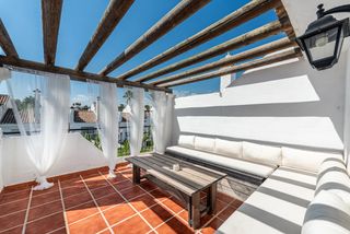 Reihenhaus in Urbanización los naranjos de marbella 399. Elegant townhouse with four private terraces in los naranjos de