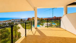 Piccolo appartamento in Chullera. Elegante apartamento con terraza, garaje y trastero en hacienda