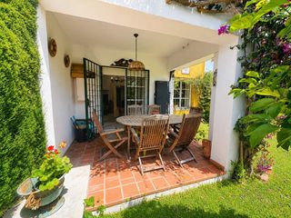 Towny house in Nueva Atalaya. Fantástica casa pareada de estilo mediterráneo en residencial di