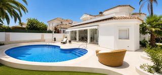 Xalet a Marbesa. Exclusiva villa de lujo totalmente renovada a solo 300 metros de