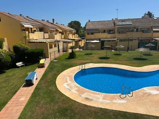 Casa adossada a Los Llanos. Casa adosada en urbanización privada con piscina en el padrón de
