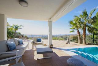Chalet en Mijas pueblo. Magnífica y amplia villa con garajes, piscina salada climatizada