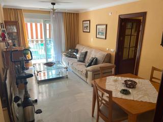 Piso en Centro ciudad. Magnífico y amplio piso con terraza, patio y plaza de garaje