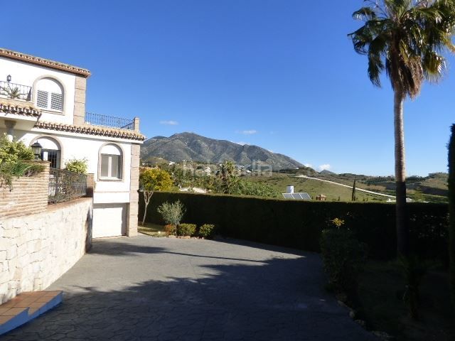 Foto e0186be0-e939-4df5-897e-9fb39b6c7160. Xalet amb calefacció aparcament piscina a Mijas pueblo Mijas