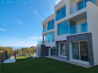 Casa adosada en Torreblanca del Sol. Magnífico adosado nuevo con solarium , parking en superficie y p