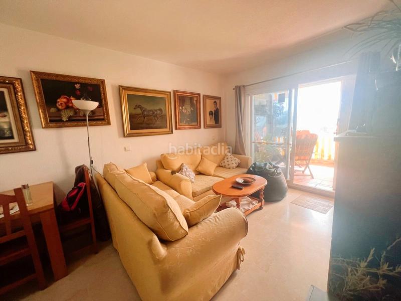 Foto 05cc6cf9-bb6d-45bb-aea8-3187e566a498. Planta baja magnífico piso planta baja con jardín privado, parking asignado y piscina comunitaria en Mijas