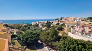 Dúplex a Torreblanca del Sol. Magnífico dúplex con garaje, trastero, terraza, solarium, piscin