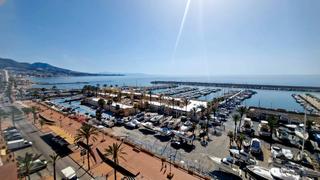 Apartament a Puerto Deportivo. Magnífico piso en 1ª línea con terraza con vistas al mar y ascen