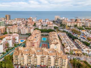 Appartamento en Los Boliches. Magnfico y amplio piso con piscina y parking comunitario