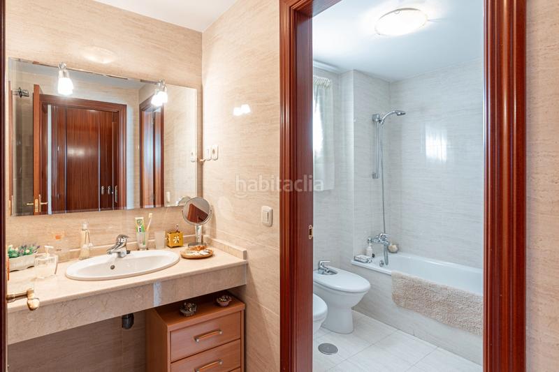 Foto 55f74eaa-2582-4e08-af9b-44d4d5fc4a98. Piso magnífico y amplio piso con garaje, trastero, terraza, piscina y infantil en Fuengirola