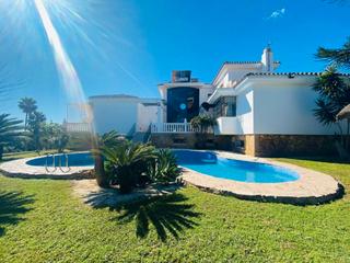 Chalet en Cortijo Torrequebrada. Magnífica villa independiente con garaje y piscina