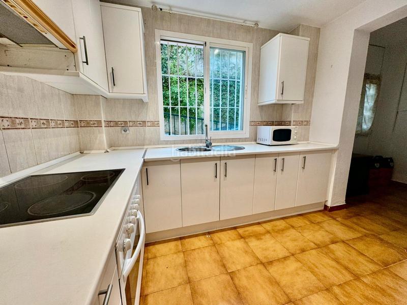 Foto e12f3717-db38-4d70-834f-a7d3754b2071. Planta baixa amb xemeneia aparcament piscina a Calahonda Mijas