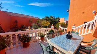 Haus in Fuente Alegre - El Chaparral - Los Morales. Magnífica y amplia casa independiente con parcela en casco urban