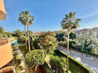 Appartement à Los Pacos. Magnífico piso en los pacos royal park con terraza, garaje y pis