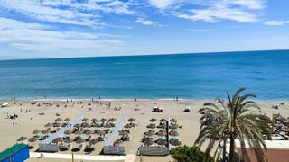 Apartament a Puerto Deportivo. Magnífico piso en 1ª linea de playa reformado premium , moderno