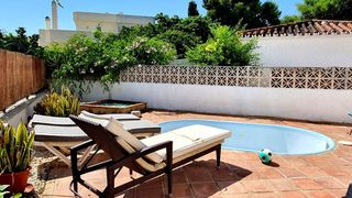 Chalet en Torreblanca del Sol. Magnífica y amplia villa independiente con garaje y piscina infa