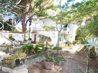 Casa a Loma de los Riscos. Gran villa a la venta en el centro de torremolinos.
