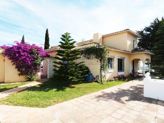 Casa en Torreblanca del Sol. Villa a la venta con estudio independiente en fuengirola.