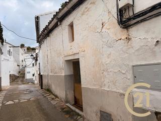 Casa adossada a Calle andres silverio martin 8. Propiedad para reformar en gaucín.