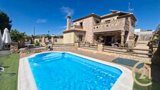 Masia a Urbanización los arroyos 2. Chalet rústico con jardín y piscina en urbanización tranquila –