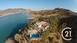 Xalet  Calle veterin 10. Finca rústica con piscina y vistas al pantano – lista para entra