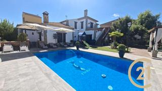 Chalet  Urbanización los arroyos 20. Encanto andaluz en arriate: 3 apartamentos con jardín, piscina y