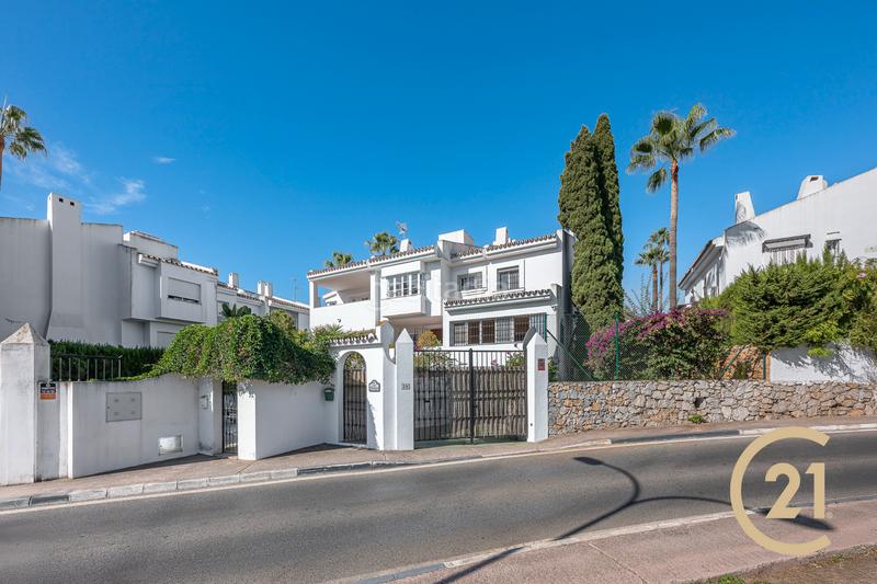 Foto 20940484-b8f9-4a43-bcc7-de2652395361. Maison jumelée dans calle comunidad san javier 28 dans Marbella