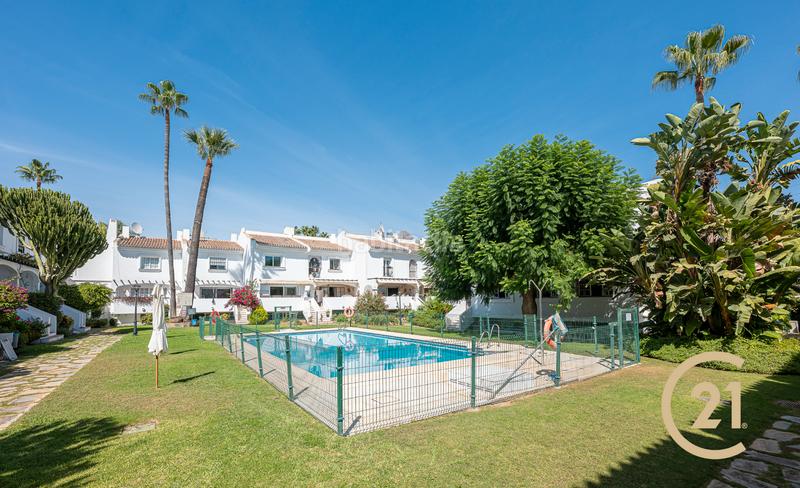 Foto 5f3ff2c8-97d4-4ea4-b61c-7a9ffbdca656. Maison jumelée dans calle comunidad san javier 28 dans Marbella