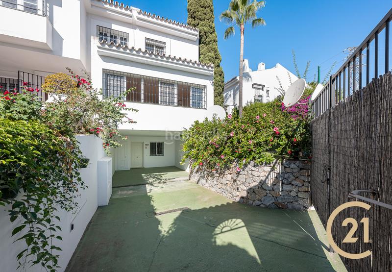 Foto 8ebad2b7-ea8b-4aff-b4e7-80aca7a2cd32. Maison jumelée dans calle comunidad san javier 28 dans Marbella