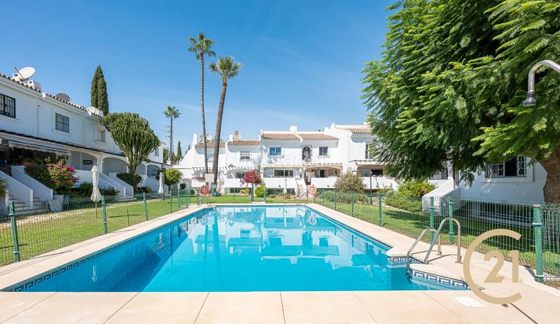 Foto b724248f-7525-4332-b4c3-d7e341a8da1c. Maison jumelée dans calle comunidad san javier 28 dans Marbella