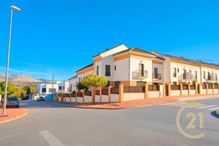 Xalet a Calle santiago apostol 35. Exclusiva casa pareada de 4 plantas en urbanización san rafael (